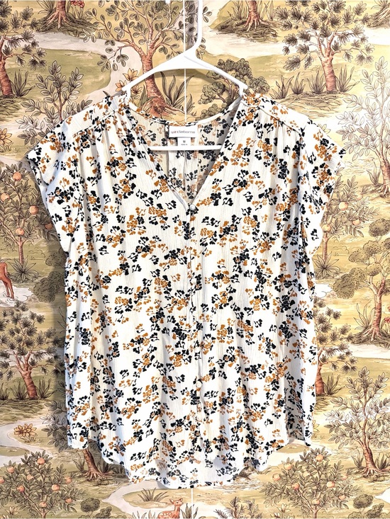 Liz Claiborne Tops - Liz Claiborne Ivory Floral Button-Up